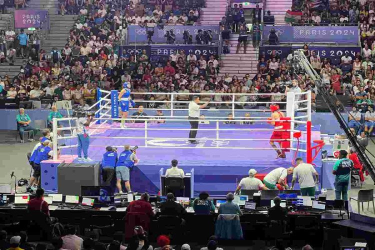 Angela Carini (in blu) durante il suo controverso match contro Imane Khelif
