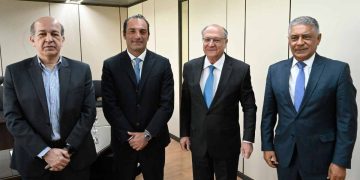 Antonio Filosa (il secondo uomo nella foto partendo da sinistra)