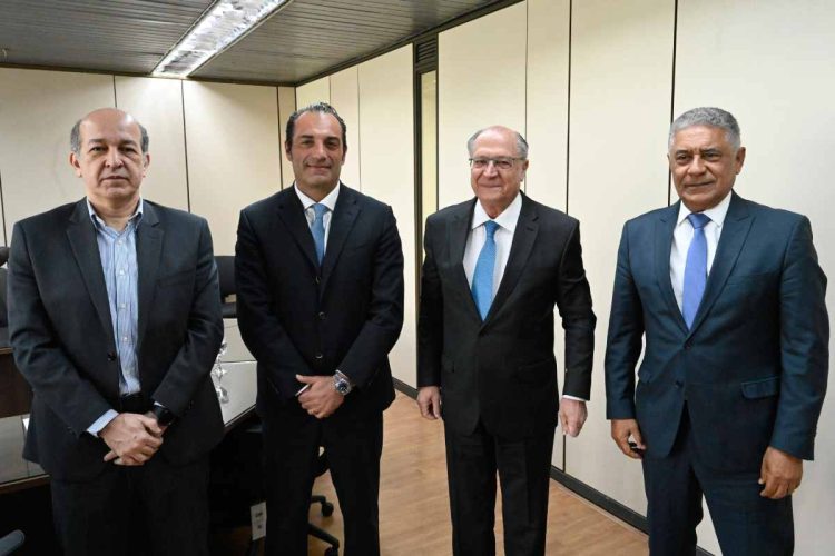 Antonio Filosa (il secondo uomo nella foto partendo da sinistra)