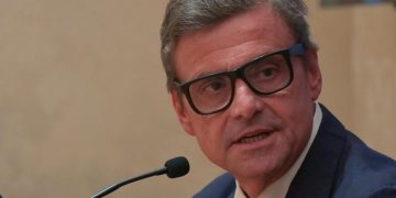 Calenda contro l'impugnazione della legge sul fine vita della Toscana da parte del governo