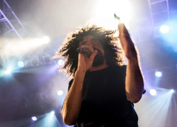 Caparezza durante un concerto