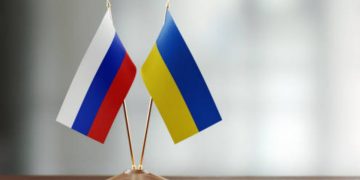 Le bandiere della Russia e dell'Ucraina - Mosca-Kiev