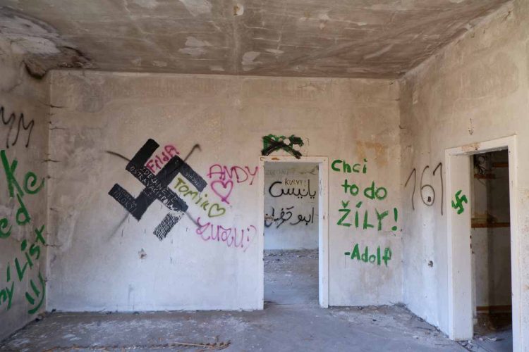 Dei graffiti neo-nazisti