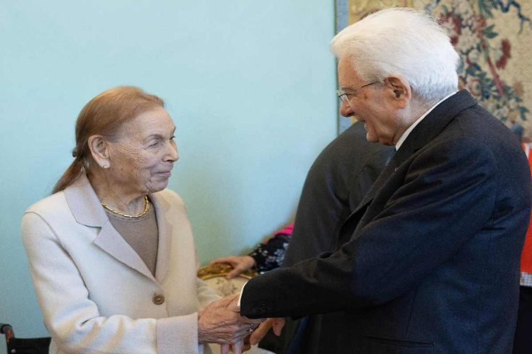 Edith Bruck durante un incontro con Sergio Mattarella