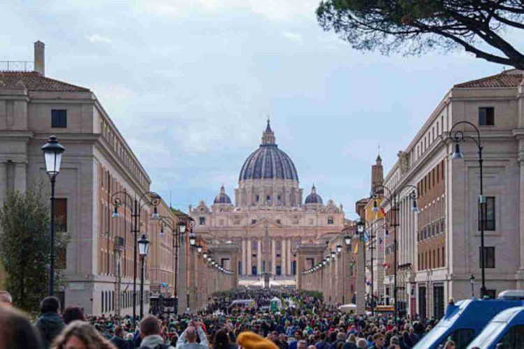 Fedeli in Piazza San Pietro
