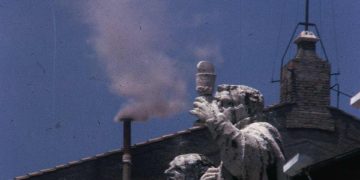 Fumata bianca che esce dalla Cappella Sistina