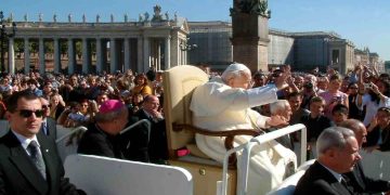 Giovanni Paolo II saluta i fedeli dalla Papamobile