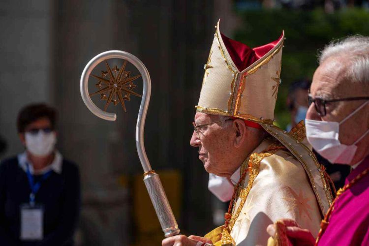 Il Cardinale Re spera in una fumata bianca per questa sera