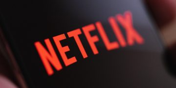Il logo di Netflix sullo schermo di uno smartphone
