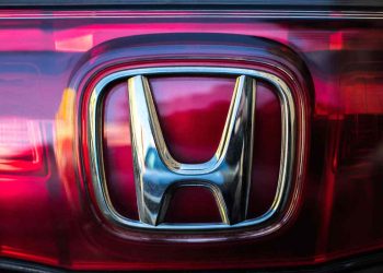 Il simbolo di Honda su un'automobile