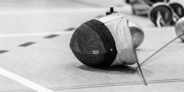 Il tipico equipaggiamento di chi pratica la scherma