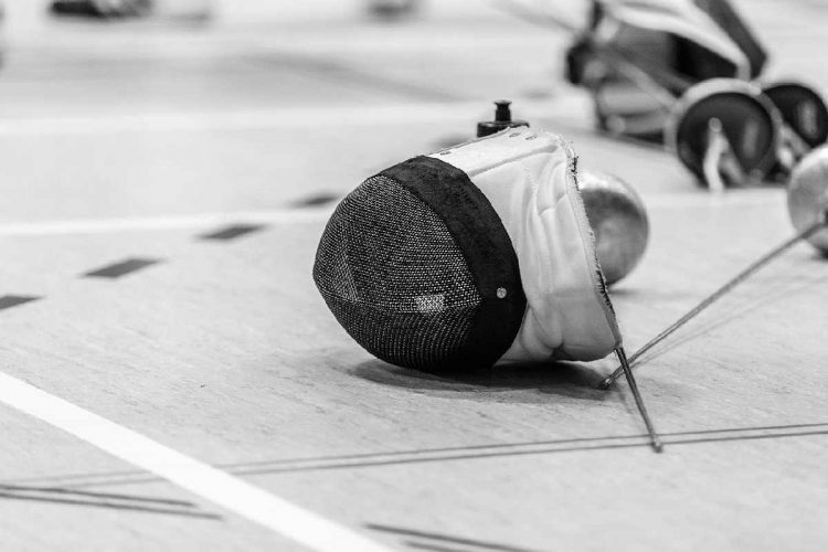 Il tipico equipaggiamento di chi pratica la scherma