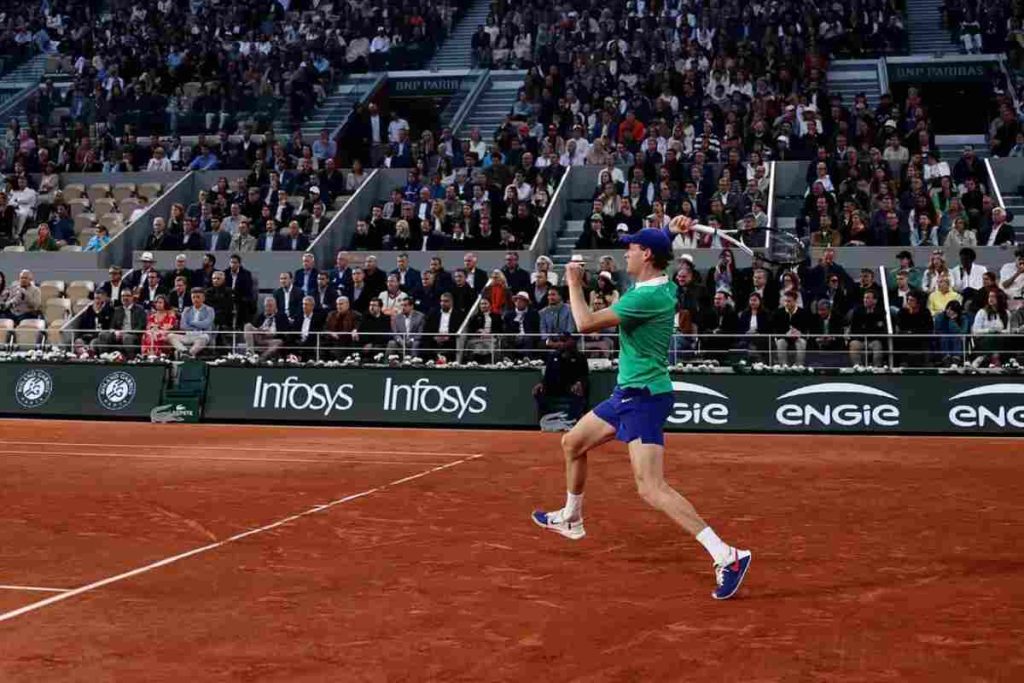 Jannik Sinner in azione al Roland Garros