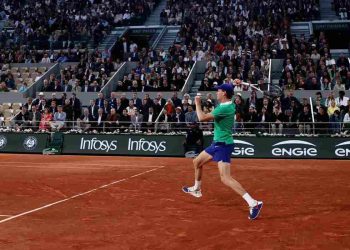 Jannik Sinner in azione al Roland Garros