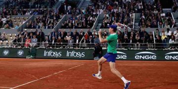 Jannik Sinner in azione al Roland Garros