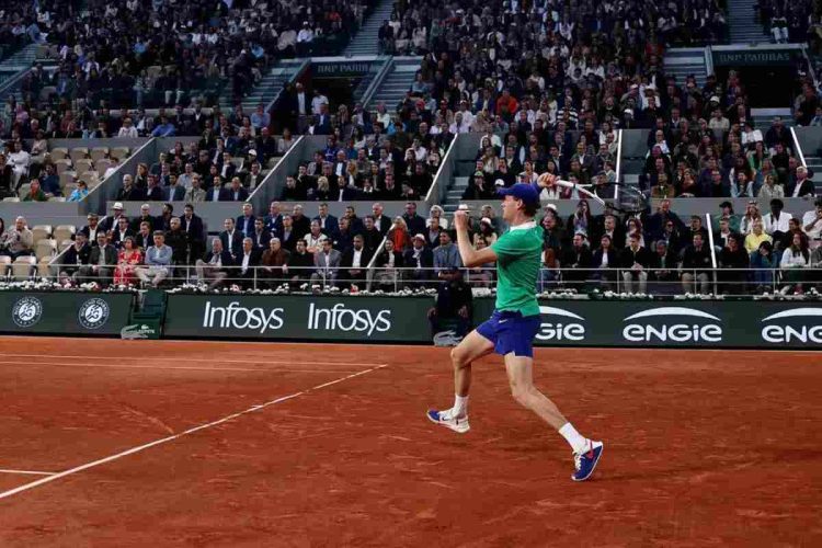 Jannik Sinner in azione al Roland Garros