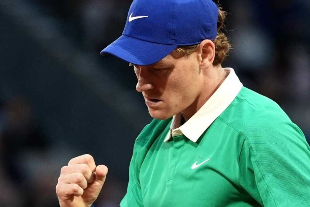 Jannik Sinner che esulta al Roland Garros