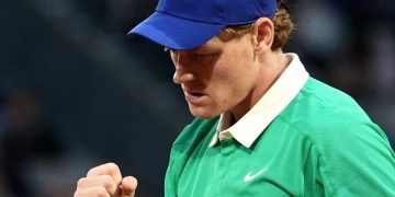 Jannik Sinner che esulta al Roland Garros