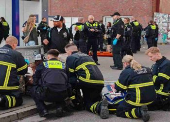 L'arrivo della polizia tedesca dopo l'aggressione ad Amburgo