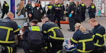 L'arrivo della polizia tedesca dopo l'aggressione ad Amburgo