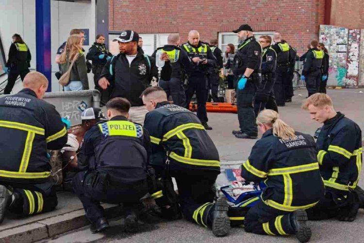L'arrivo della polizia tedesca dopo l'aggressione ad Amburgo