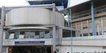 L'esterno dell'ospedale Santa Chiara di Trento