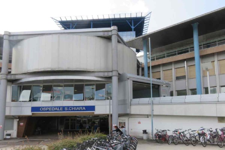 L'esterno dell'ospedale Santa Chiara di Trento