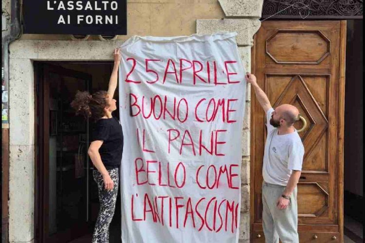 Lo striscione esposto dalla fornaia di Ascoli in occasione del 25 aprile