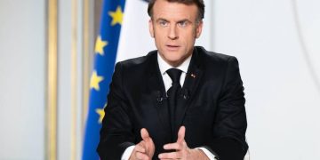 Macron attacca Putin