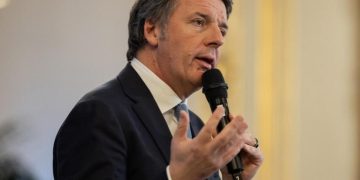 Renzi esprime solidarietà al poliziotto aggredito a Torino