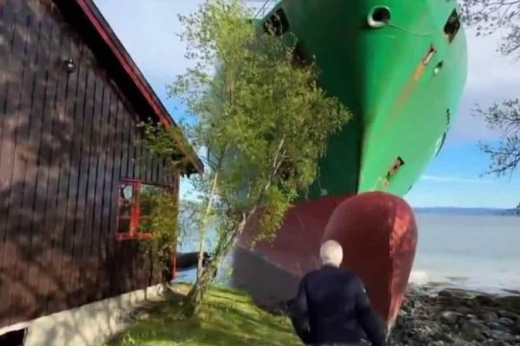 Nave incagliata nel giardino di un pensionato in Norvegia