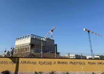 Scritta sul muro del nuovo consolato americano di Milano