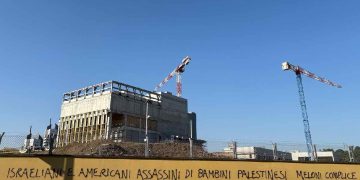 Scritta sul muro del nuovo consolato americano di Milano