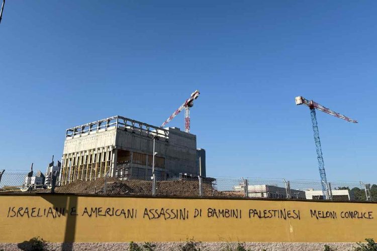 Scritta sul muro del nuovo consolato americano di Milano