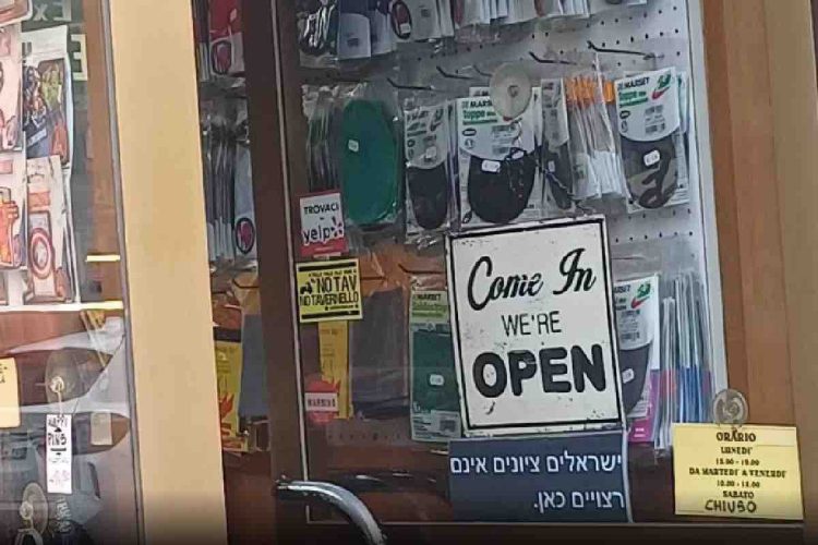 Scritta anti Israele Milano