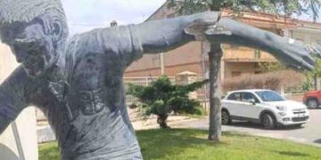 Statua Gigi Riva danneggiata