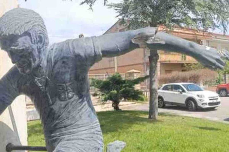 Statua Gigi Riva danneggiata