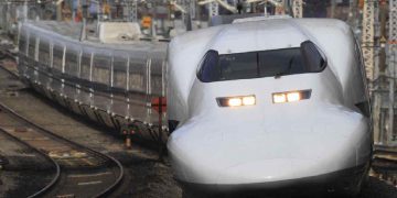 Un convoglio che percorre la linea Tokaido Shinkansen