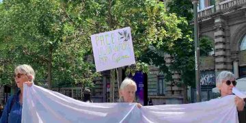 Un lenzuolo bianco per commemorare le vittime a Gaza