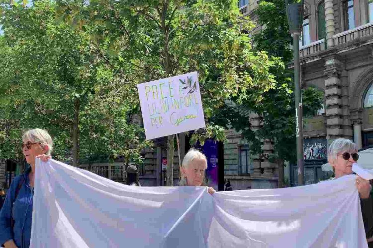 Un lenzuolo bianco per commemorare le vittime a Gaza