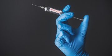 Un medico con in mano una siringa