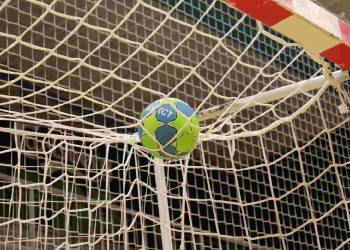 Un pallone da pallamano e la rete di una porta