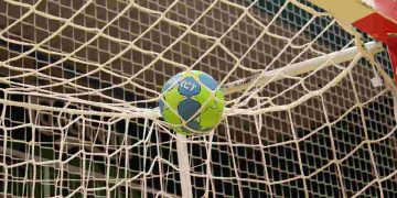 Un pallone da pallamano e la rete di una porta