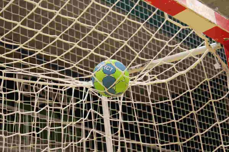 Un pallone da pallamano e la rete di una porta