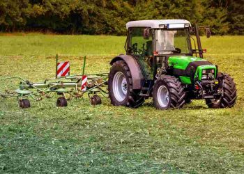 Un trattore in un campo