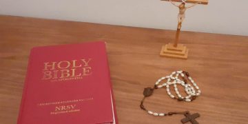 Una Bibbia, un rosario e un crocifisso