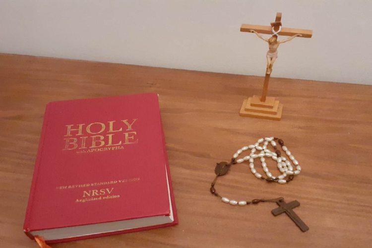 Una Bibbia, un rosario e un crocifisso
