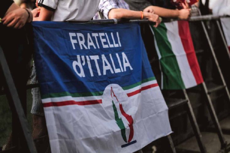 Salvadori si autosospende da Fdi - Nella foto: una bandiera con il simbolo di Fratelli d'Italia