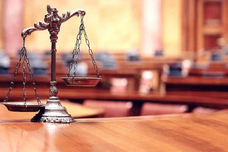 Una bilancia appoggiata su un banco all'interno dell'aula di un tribunale