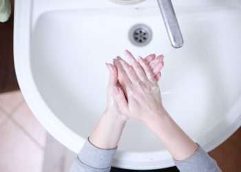 Una donna intenta a lavarsi le mani